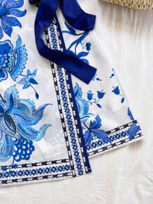 Soleia Vestido corto envolvente de tirantes finos con elementos tropicales, hojas de palma y árbol de coco, estilo de vacaciones, vestido floral azul y blanco para mujer, vestido de verano de vacaciones - Azul - Ver 4