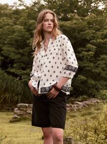 Lumivelle 女士法式泡泡袖V领纽扣前开休闲印花衬衫/夏季度假休闲衬衫 - 彩色 - 查看 1