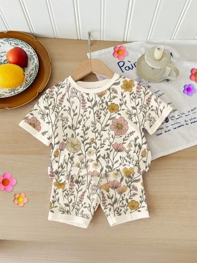 SHEIN סט של חולצת טי עם שרוולים קצרים, צווארון עגול, צווארון מינימליסטי ומכנסיים קצרים בגזרה צמודה, פרחוני בוהמי, מתאים לאביב ולקיץ