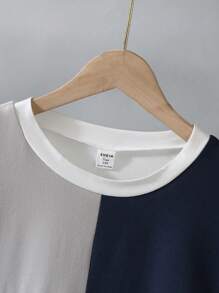Set di 2 pezzi con maglietta girocollo multicolore in maglia, abbinata a pantaloncini, molto adatto per pendolarismo, andare a scuola, attività all'aperto ecc. come combinazione quotidiana.
