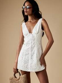MISSGUIDED Vestido de verano mini de encaje inglés bordado con botones delanteros, cuello en V con lazo, corte evasé, para fiestas, playa y vacaciones - Blanco - Ver 4