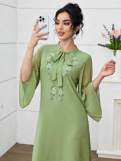 Yasmyna 女式花卉刺绣系领长袖传统阿拉伯连衣裙