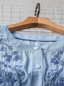 Linhara 大码女式花卉刺绣圆领宽松衬衫，时尚百搭优雅休闲夏季女士上衣 - 藍色 - 查看 3