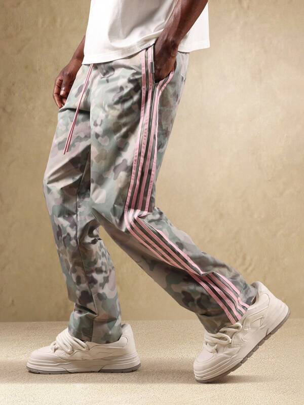 SUMWON Pantalón jogger moderno de camuflaje con franjas rosas laterales, ropa de ocio otoño invierno, diseño clásico casual con cordón y puño en los tobillos