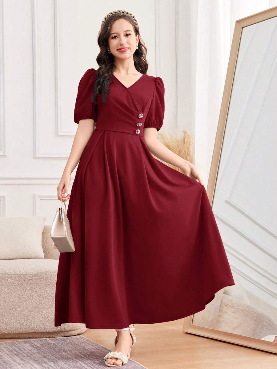 SHEIN 少女春夏装、新年装、情人节装 - 清新甜美/奢华酒红色假日优雅珍珠纽扣装饰A字长裙/公主裙,适合婚礼季、复古/沙滩/海洋风/优雅女式连衣裙,酒红色V领泡泡袖A字裙,菲律宾传统服饰 - 酒紅色 - 查看 1