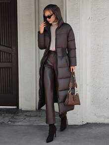 CLARA VERO Cappotto imbottito lungo per l'inverno, con design in vita con cintura, riempimento in piumino, tessuto idrorepellente, chiusura frontale con chiusura lampo, design con cappuccio, motivo trapuntato, collezione invernale, tasche laterali con chiusura lampo, capo essenziale per l'inverno, silhouette moderna, realizzazione di qualità premium, indossabile quotidianamente, materiale resistente alle intemperie, stile invernale urbano, vestibilità comoda