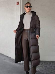 CLARA VERO Cappotto imbottito lungo per l'inverno, con design in vita con cintura, riempimento in piumino, tessuto idrorepellente, chiusura frontale con chiusura lampo, design con cappuccio, motivo trapuntato, collezione invernale, tasche laterali con chiusura lampo, capo essenziale per l'inverno, silhouette moderna, realizzazione di qualità premium, indossabile quotidianamente, materiale resistente alle intemperie, stile invernale urbano, vestibilità comoda