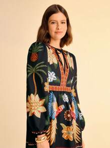 CAJUNI Vestido corto de tejido veraniego para mujer con escote en V, mangas con puños de lazo y estampado de loro negro, árbol de coco, piña y plantas tropicales, diseño bohemio para vacaciones
