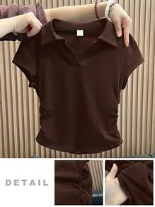 SHEIN 少女棕色百搭方形 V 领短袖 T 恤，设计师风格，夏季休闲 Polo 衫，齐腰长款，修身剪裁，干净的女孩 - 棕色 - 查看 5