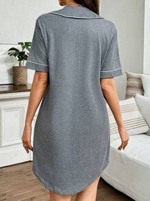 字母刺绣口袋孕妇装，撞色饰边彼得潘领