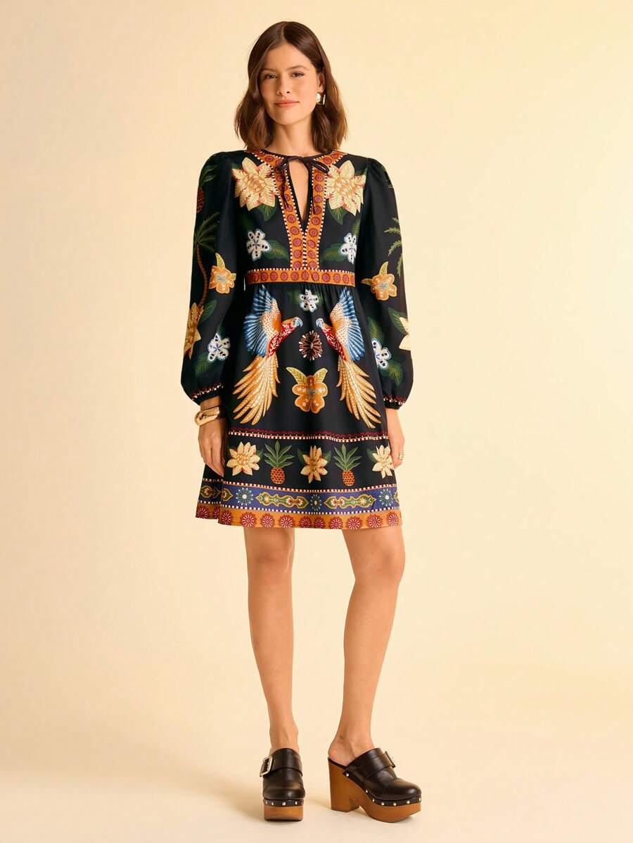 CAJUNI Vestido corto de tejido veraniego para mujer con escote en V, mangas con puños de lazo y estampado de loro negro, árbol de coco, piña y plantas tropicales, diseño bohemio para vacaciones