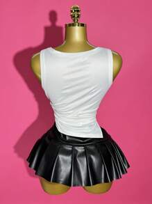 Slaydiva 2025 新款夏季休闲街头 Y2K 朋克风格辣妹风格日常约会音乐节 U 领背心无袖音乐复古唱片标语标志图案斜下摆侧高开叉白色背心 + 迷你裙百褶裙黑色 PU 裙女士两件套音乐节服装演唱会服装 Y2k 2 件套图案背心女装