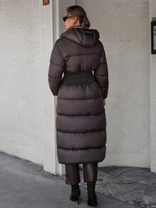 CLARA VERO Cappotto imbottito lungo per l'inverno, con design in vita con cintura, riempimento in piumino, tessuto idrorepellente, chiusura frontale con chiusura lampo, design con cappuccio, motivo trapuntato, collezione invernale, tasche laterali con chiusura lampo, capo essenziale per l'inverno, silhouette moderna, realizzazione di qualità premium, indossabile quotidianamente, materiale resistente alle intemperie, stile invernale urbano, vestibilità comoda