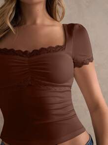 Glamine Damen modisches weißes gestricktes Kurzarm T-Shirt, Quadratausschnitt mit Spitzenbesatz, Lässig Sommer