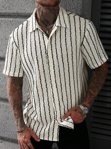 Manfinity RSRT Camisa casual para hombres con rayas verticales texturizadas en melocotón