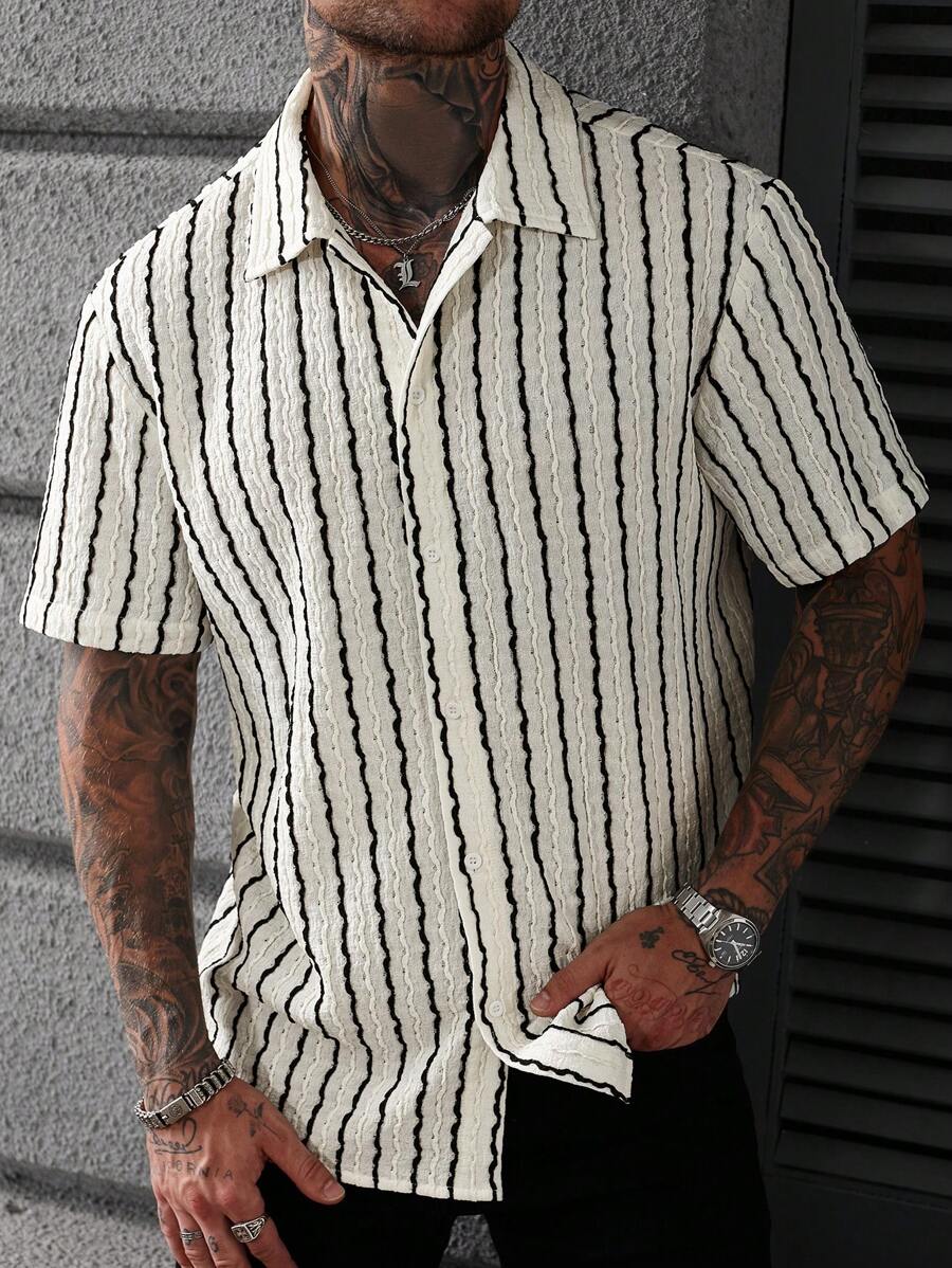 Manfinity RSRT Camisa casual para hombres con rayas verticales texturizadas en melocotón