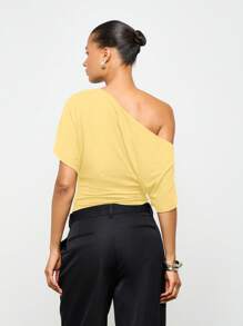 AiiRZ 露肩蝙蝠袖夏季T恤宽松版型短款上衣休闲日间海滩派对度假轻盈精品修身腰部设计 - 黃色 - 查看 2