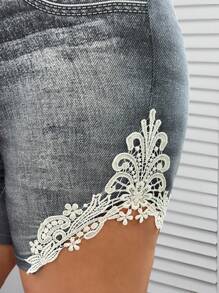 SHEIN Clasi Pantalones cortos de ciclista informales de talla grande para mujer con estampado de encaje falso de mezclilla, para verano