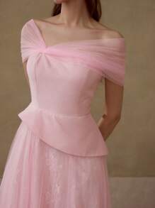 MOTF Soiréza VÁY COCKTAIL REN LỚP PEPLUM VAI BẤT ĐỐI XỨNG VAI REN XÒE VAI COCKTAIL - Hồng - Xem 2