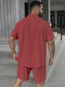 Manfinity Homme Conjunto de talla grande con 2 piezas: Camisa casual de manga corta con hombro caído y un solo botonadura, para el verano - Color caoba - Ver 2