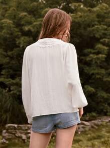 Lumivelle 亚麻质感V领通勤设计女衬衫高端长袖白衬衫新款小众设计法式蕾丝花边白衬衫V领长袖女衬衫独特设计优质精致小上衣夏季新款女装甜美优雅蕾丝镂空V领宽松长袖衬衫 - 白色 - 查看 2