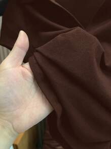 SHEIN 少女棕色百搭方形 V 领短袖 T 恤，设计师风格，夏季休闲 Polo 衫，齐腰长款，修身剪裁，干净的女孩 - 棕色 - 查看 6