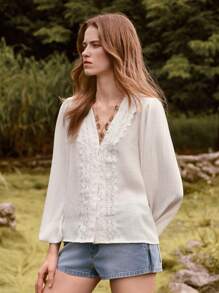 Lumivelle 亚麻质感V领通勤设计女衬衫高端长袖白衬衫新款小众设计法式蕾丝花边白衬衫V领长袖女衬衫独特设计优质精致小上衣夏季新款女装甜美优雅蕾丝镂空V领宽松长袖衬衫 - 白色 - 查看 3