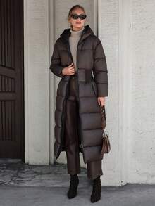 CLARA VERO Cappotto imbottito lungo per l'inverno, con design in vita con cintura, riempimento in piumino, tessuto idrorepellente, chiusura frontale con chiusura lampo, design con cappuccio, motivo trapuntato, collezione invernale, tasche laterali con chiusura lampo, capo essenziale per l'inverno, silhouette moderna, realizzazione di qualità premium, indossabile quotidianamente, materiale resistente alle intemperie, stile invernale urbano, vestibilità comoda