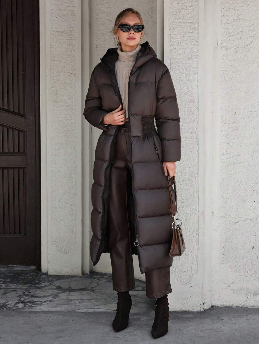 CLARA VERO Cappotto imbottito lungo per l'inverno, con design in vita con cintura, riempimento in piumino, tessuto idrorepellente, chiusura frontale con chiusura lampo, design con cappuccio, motivo trapuntato, collezione invernale, tasche laterali con chiusura lampo, capo essenziale per l'inverno, silhouette moderna, realizzazione di qualità premium, indossabile quotidianamente, materiale resistente alle intemperie, stile invernale urbano, vestibilità comoda