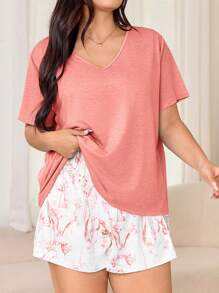SHEIN 2 件套女士休闲宽松 V 领短袖上衣和花卉印花短裤大码睡衣套装大码睡衣短裤套装大码睡衣套装女士休闲短裤套装休闲服套装夏季舒适夏季套装女士服装 - 彩色 - 查看 5