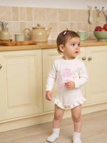 SHEIN Áo len trắng thường ngày cho bé gái thêu chữ Anh, áo liền quần dệt kim hở vai viền bèo nhún, mềm mại và thoải mái cho hàng ngày, đi chơi, du lịch, ngày lễ, ở nhà, nhà trẻ, giờ chơi - trắng - Xem 5