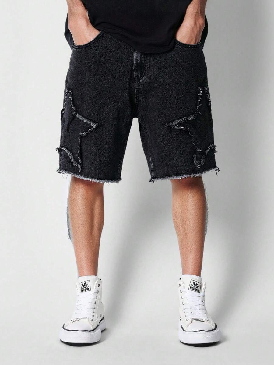 SHEIN Short en jean noir simple, confortable et ample avec bords bruts et étoiles, pour garçons. Tenue décontractée Y2K, idéale pour les enfants en été et au printemps, pour les festivals et la plage.
