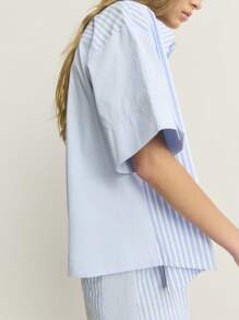 Nöista Conjunto de pijama de rayas verticales en azul claro, amarillo pálido y blanco que incluye una camisa de manga larga con botones y shorts a juego con volantes en la cintura y cordón. Fabricado en tejido de algodón suave y transpirable. Cómodo, informal, acogedor, ligero, de verano, relajado, elegante, lindo. - Azul y blanco - Ver 4