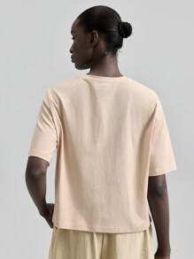 Ontre 2026春夏新款轻盈休闲度假风女式T恤，优雅度假装，宽松舒适百搭，贴花刺绣短袖圆领简约时尚女装，适合假日、海滩、办公场合穿着。 - 卡其色 - 查看 2