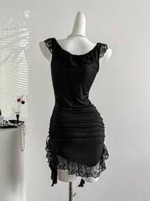 Sweetra 女式黑色方领蕾丝拼布针织修身不对称下摆荷叶边蕾丝花边中长连衣裙 - 黑色 - 查看 2