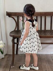 SHEIN LMoss Kids Vestido Império com Estampa de Borboleta e Gola Smocked para Meninas - Preto e Branco - Ver 6
