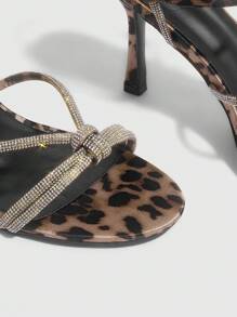 CUCCOO SZL Tacones de aguja de satén con estampado de leopardo y correa con strass plateados, sandalias de tacón alto puntiagudas elegantes y glamorosas para eventos - Multicolor - Ver 11
