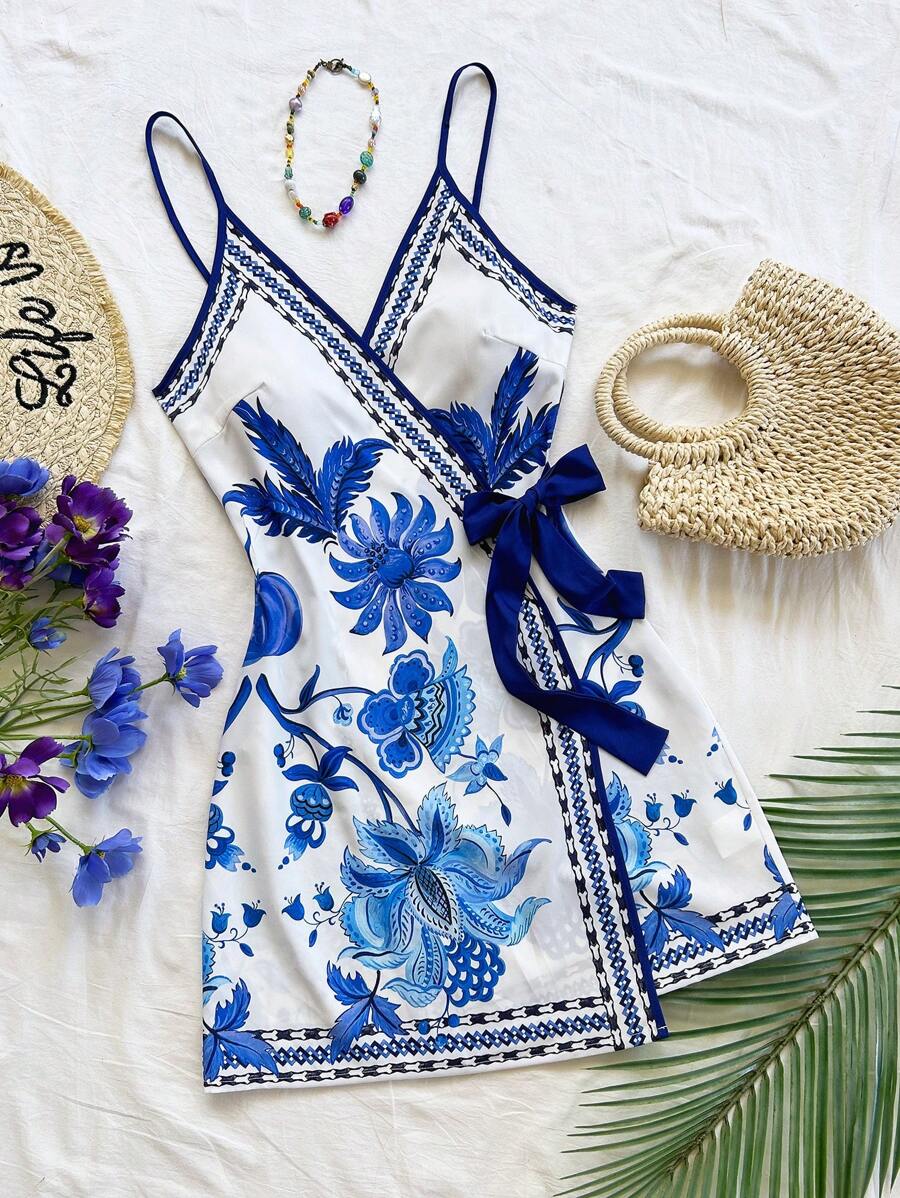 Soleia Vestido corto envolvente de tirantes finos con elementos tropicales, hojas de palma y árbol de coco, estilo de vacaciones, vestido floral azul y blanco para mujer, vestido de verano de vacaciones - Azul - Ver 1