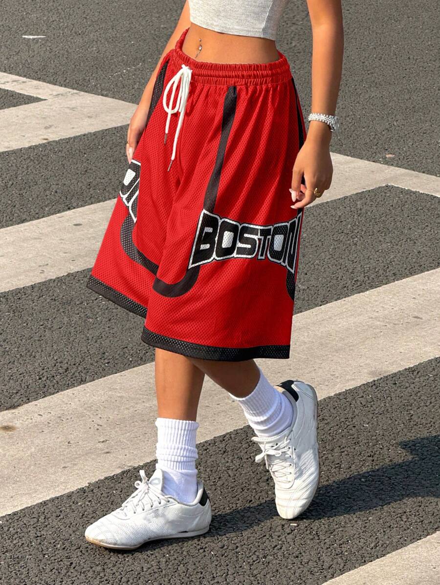 SHEIN EZwear Quần short lưới in họa tiết màu đỏ phong cách thể thao mùa hè dành cho nữ, phong cách đại học và đường phố, quần short bóng rổ - Đỏ - Xem 1