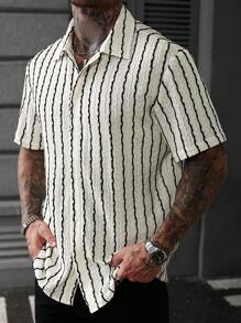 Manfinity RSRT Camisa casual para hombres con rayas verticales texturizadas en melocotón