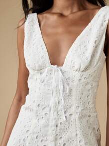 MISSGUIDED Vestido de verano mini de encaje inglés bordado con botones delanteros, cuello en V con lazo, corte evasé, para fiestas, playa y vacaciones - Blanco - Ver 6