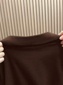 SHEIN 少女棕色百搭方形 V 领短袖 T 恤，设计师风格，夏季休闲 Polo 衫，齐腰长款，修身剪裁，干净的女孩 - 棕色 - 查看 4