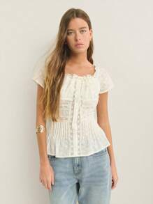 Nöista Blusa com decote quadrado, modelagem peplum e tecido texturizado com detalhes em renda, além de amarração; design leve e respirável, perfeito para praia, looks casuais para celebrações do Orgulho LGBTQIA+ e aeroporto; peça versátil para o verão. - Branco - Ver 5