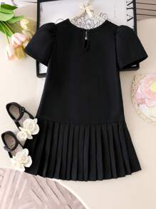 Vestido negro de manga corta con pliegues y decoración de flor blanca, cómodo para primavera/verano para niñas. Vestido negro para niñas, vestido con lazo para niñas, vestido con pliegues para niñas, vestido con rhinestones para niñas, ropa escolar - Negro - Ver 2
