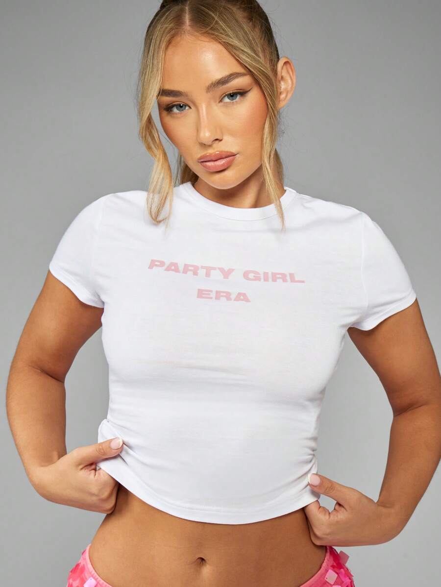 MISSGUIDED Camiseta acortada de manga corta con lema gráfico para fiesta, era de niña, festival, baile, club nocturno, ajustado, vestimenta urbana - Blanco - Ver 1