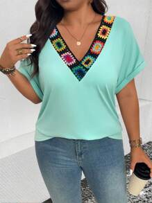 EMERY ROSE Plus Size Women's V-Neck Solid Color Patchwork Flower Trim T-Shirt, Summer - Green - View 3