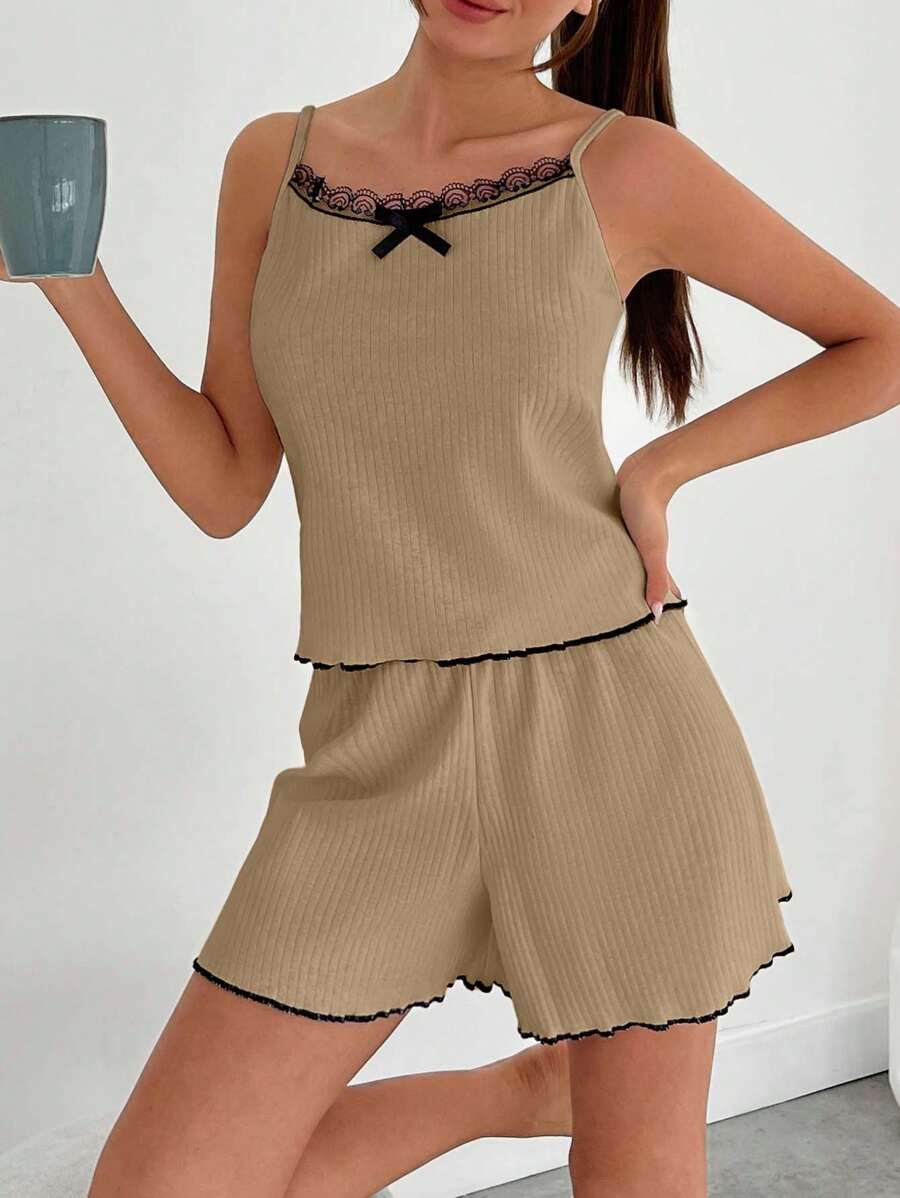 RueChic Wonen 撞色蕾丝和生菜边吊带上衣和生菜边休闲短裤家居服套装 - 棕色 - 查看 1