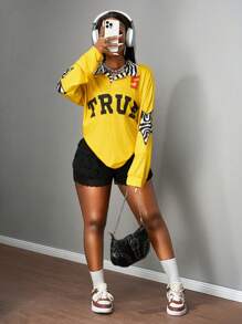 Slaydiva 2025新款夏季休闲街头运动风复古学院POLO领翻领半开襟落肩长款斑马领TRUE英文印花5号斑马星图案姜黄色印花女T恤 - 芥末黃 - 查看 4