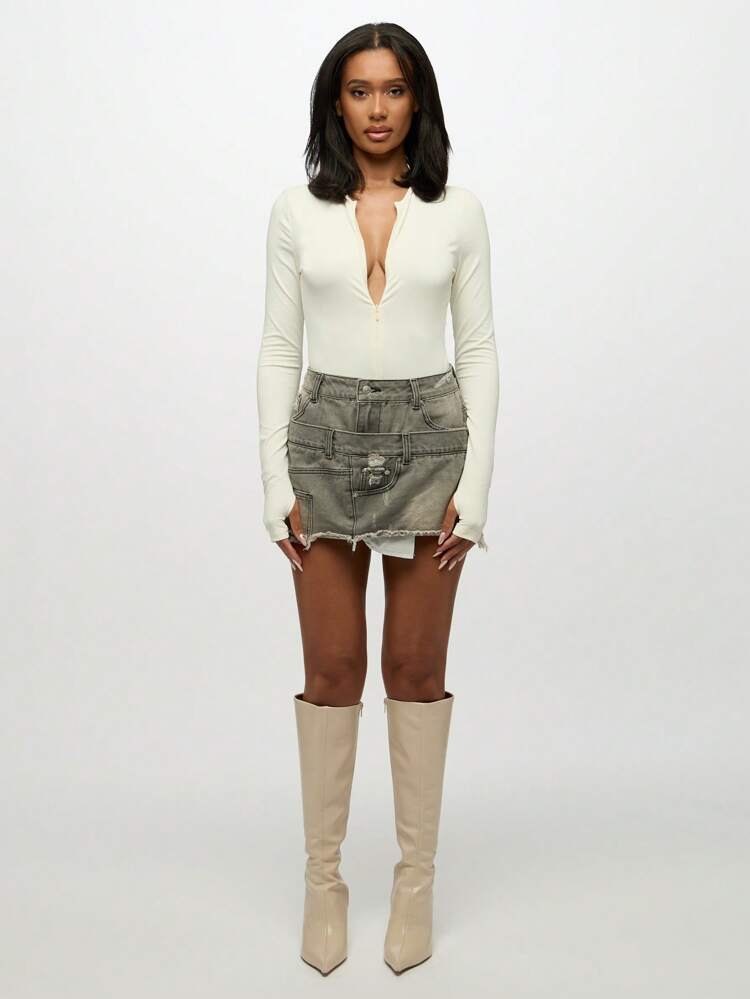 SUMWON WOMEN Minigonna in denim destrutturata a vita alta con orlo grezzo invecchiato e doppia cintura