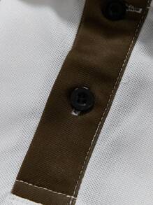 Manfinity Homme 1 pieza Camisa polo de manga corta con patrón geométrico para hombre. El diseño geométrico llamativo presenta franjas diagonales alternadas en colores marrón, azul marino y crema a través del área del pecho, creando un aspecto visualmente atractivo y sofisticado. El cuello es de color marrón. Esta camisa polo casual-a-empresarial popular e madura es perfecta para el uso diario y una excelente opción de regalo para novios, esposos y parejas.